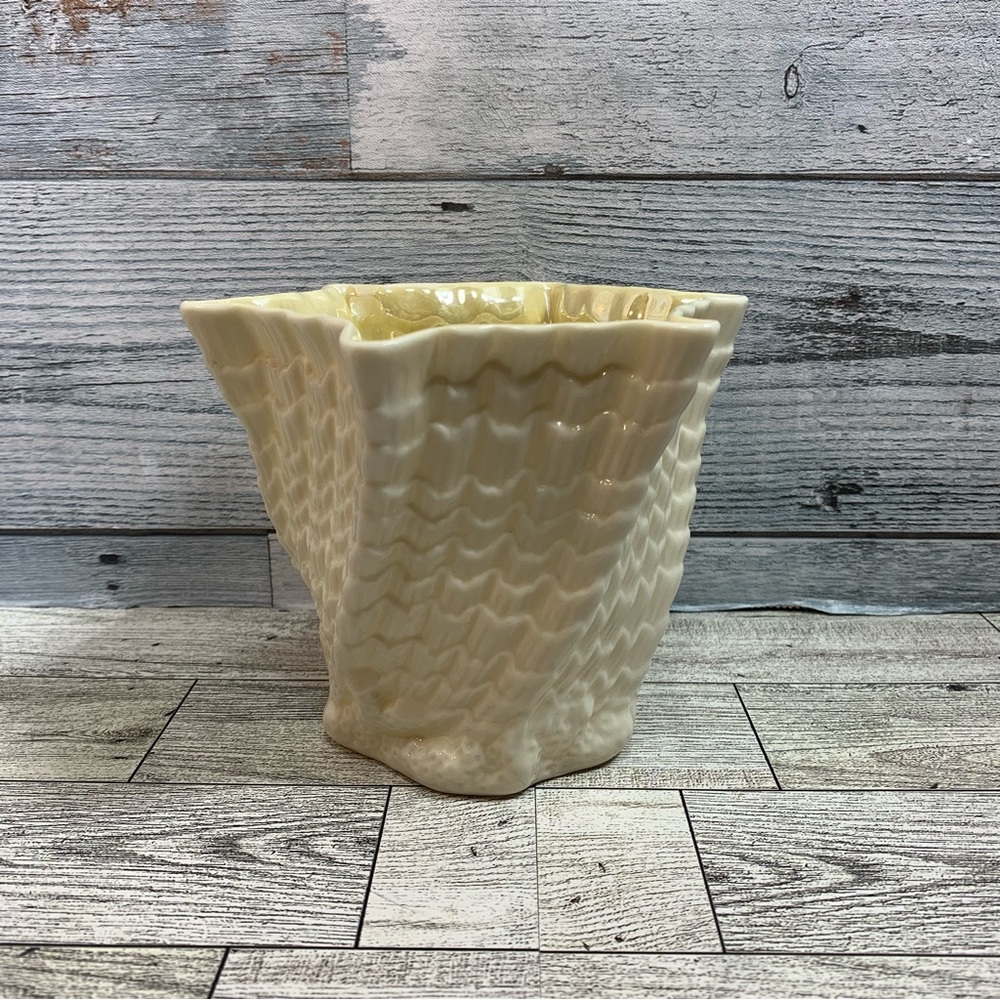 Belleek Limpet Vase Twisted Shell 7th Mark 1st Gold 1980-1993 White Luster